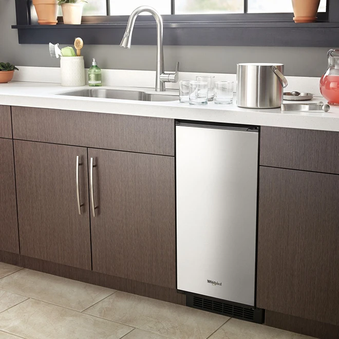 Whirlpool Ice Maker - Clear Ice Technology - 15-in - Stainless Steel - Capacity of 25-lb 5 Whirlpool Ice Maker - Clear Ice Technology - 15-in - Stainless Steel - Capacity of 25-lb - Image 3